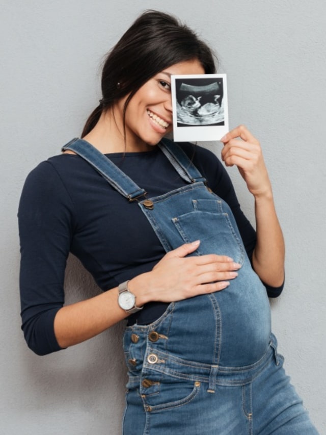 ibu hamil dengan hasil USG - POTRAIT Foto: Shutterstock