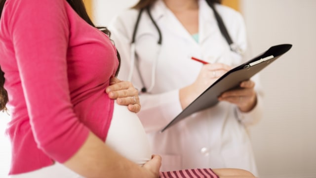 ibu hamil ke dokter Foto: Shutterstock