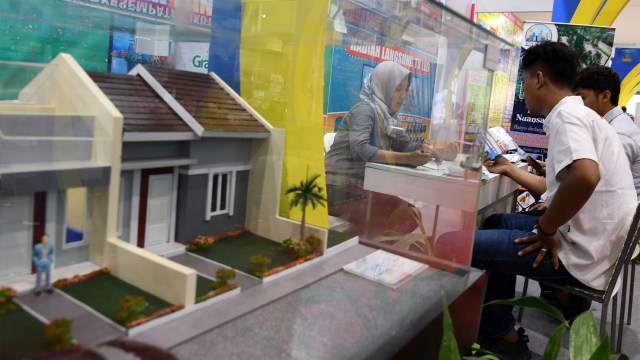Calon pembeli melihat satu perumahan yang ditawarkan dalam salah satu pameran properti di Jakarta. Foto: ANTARA FOTO/Aditya Pradana Putra