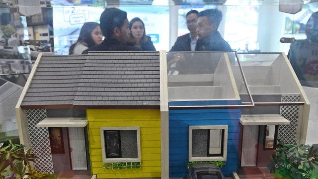 Petugas menjelaskan calon pembeli tentang salah satu perumahan yang ditawarkan dalam salah satu pameran properti di Jakarta. Foto: ANTARA FOTO/Aditya Pradana Putra