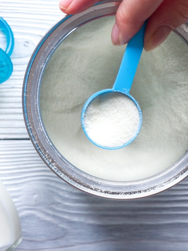 Porsi susu formula yang diberikan harus sesuai dengan berat badan bayi Foto: Shutterstock