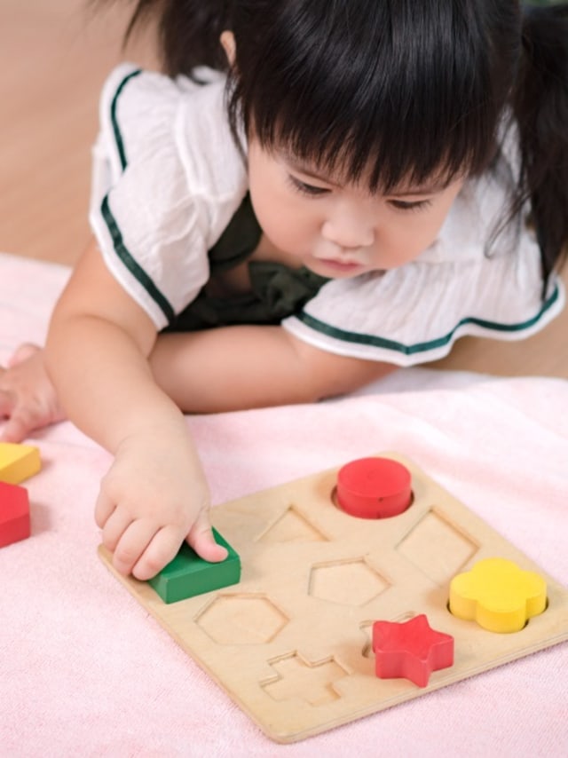 Anak bermain dengan konsep montessori.  Foto: Shutterstock