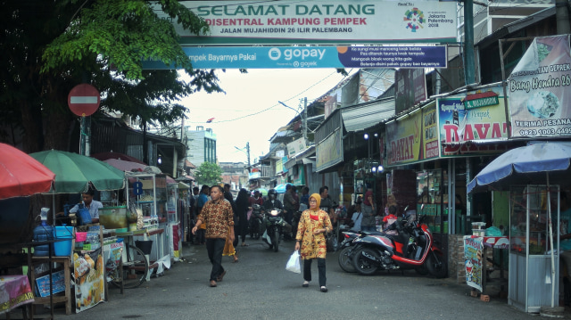 Kawasan Jalan Mujahiddin, 26 Ilir Palembang yang menjadi sentra Kampung Pempek palembang, Senin (18/11) Foto: ary priyanto/Urban Id