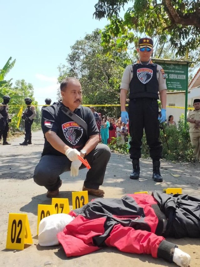 Olah TKP korban pembunuhan karena isu dukun santet di Lumajang. Foto: Dok. Polres Lumajang