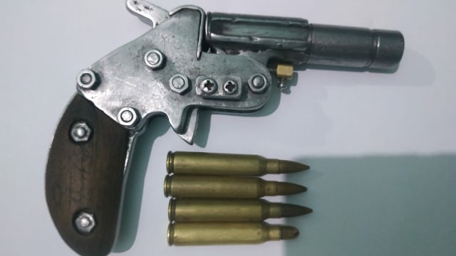 Barang bukti senjata api rakitan beserta amunisi senjata jenis SS1 yang berhasil diamankan petugas Satreskrim Polres Palu dari tangan seorang warga Palu bernama Harryanus L. Tobing. Foto: Istimewa