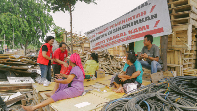 Aksi bagi-bagi makanan PSI ke korban penggusuran Sunter, Jakarta Utara, Senin (18/11/2019). Foto: Dok. PSI