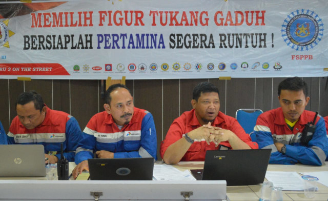  Serikat Pekerja Pertamina (SPP RU III) yang tergabung dalam Federasi Serikat Pekerja Pertamina Bersatu (FSPPB) menggelar jumpa pers di Palembang, Senin (18/11). Foto. Istimewa