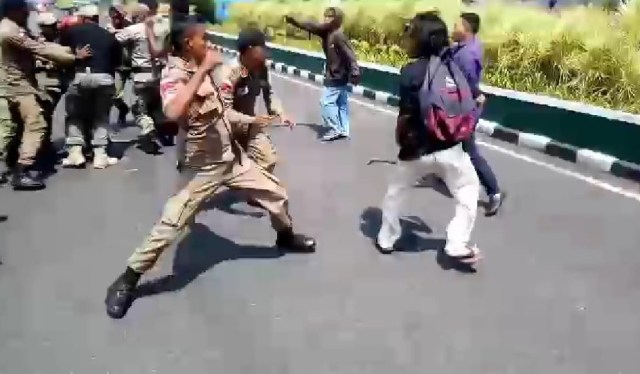 Aksi desak hentikan reklamasi di Ternate ricuh. Puluhan mahasiswa bentrok dengan sejumlah petugas Satpol-PP. Foto: Rajif Duchlun/cermat