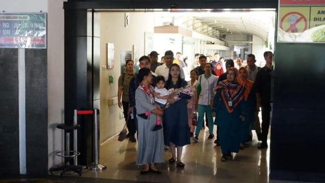 Gibran dan keluarga saat keluar dari Rumah Sakit PKU Muhammadiyah. (Tara Wahyu)