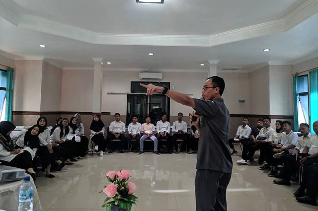 Pemateri menyampaikan presentasinya seputar pengawasan Pemilu kepada para peserta Sekolah Kader Pengawasan Partisipatif. (Andri Yanto)