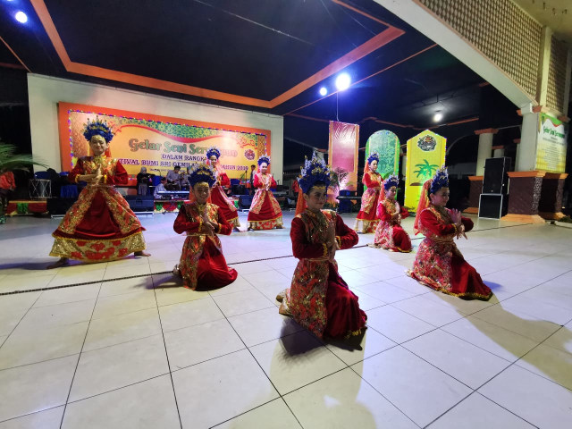 ﻿﻿Tarian Riak Beriring Pelangi Budaya Studio (PBS) meriahkan even Festival Bumi Sri Gemilang 2019 di Tembilahan, Inhil, Riau. Foto : Khairul S/kepripedia.com