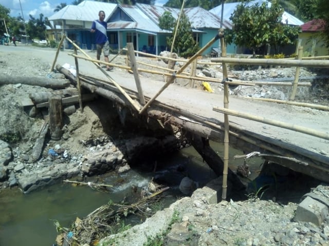 Jembatan Ombulotango yang mengalami kerusakan. Senin, (18/11). Foto : Istimewa