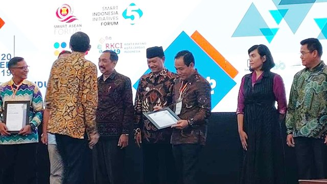 Assisten 1 Setdakot Manado saat menerima penghargaan Kota Cerdas dari RKCI Institut Teknologi Bandung