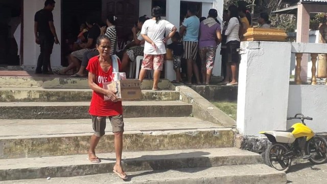 Salah satu ibu korban gempa di Kelurahan Mayau, Pulau Batang Dua telah menerima bantuan di Gereja yang menjadi posko relawan. Foto: AMGPM