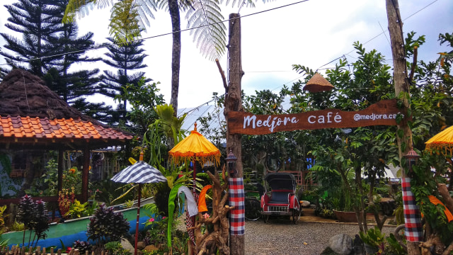 Gerbang masuk Medjora Cafe. Foto: Harley Sastha