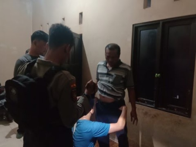 Oknum polisi Polda Kalteng, BS saat digrebek di rumah oknum TNI di jalan Samudin Aman, Senin 11 November 2019.