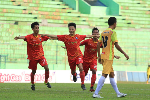 Para pemain Sumbersari FC melakukan selebrasi usai mencetak gol ke gawang Serang Jaya FC, Senin Sore (18/11). Foto dok sumbersari fc.