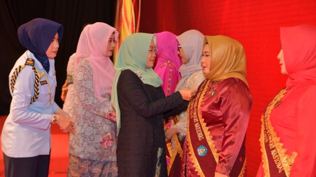 Bunda PAUD Kalsel, Hj Raudatul Jannah Sahbirin Noor menerima Pin Emas, Senin (18/11/2019).