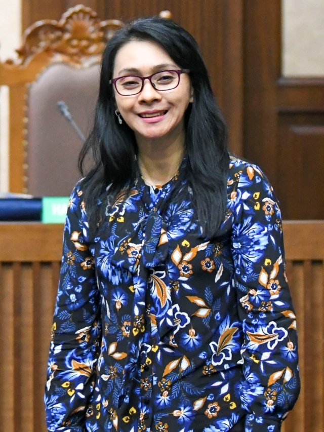 Bupati Kepulauan Talaud, Sri Wahyumi Maria Manalip usai menjalani sidang tuntutan di Pengadilan Tipikor, Jakarta, Senin (18/11/2019).
 Foto: ANTARA FOTO/Galih Pradipta