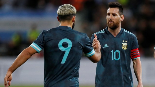 Lionel Messi merayakan golnya Bersama Sergio Aguero. Foto: REUTERS/Ammar Awad