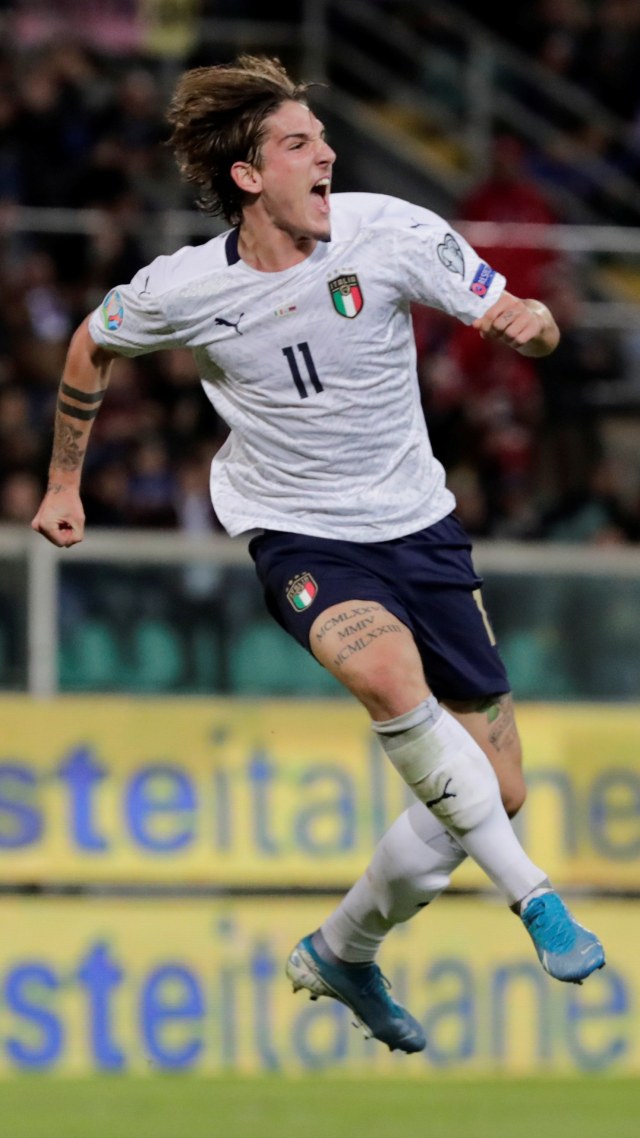 Nicolo Zaniolo merayakan golnya untuk Italia bersama rekan-rekan. Foto: REUTERS/Ciro De Luca