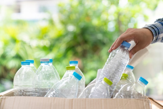 com-Ilustrasi pengumpulan plastik botol. Foto: Shutterstock