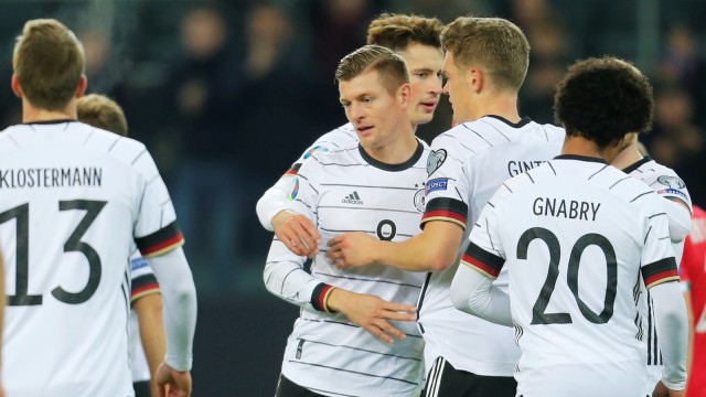 Pemain-pemain Jerman merayakan gol ke gawang Belarusia. Foto: Reuters/Leon Kuegeler