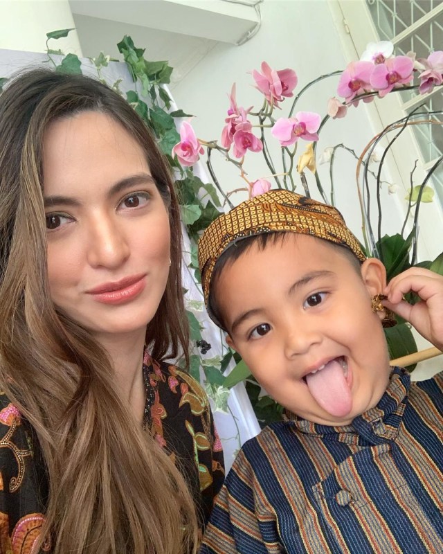 Nia Ramadhani dan putra keduanya, Mainaka Foto: Instagram @ramadhaniabakrie