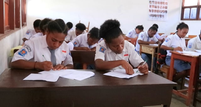 Siswa di Wamena, saat melaksanakan ujian akhir semester ganjil. (BumiPapua.com/Stefanus Tarsi)