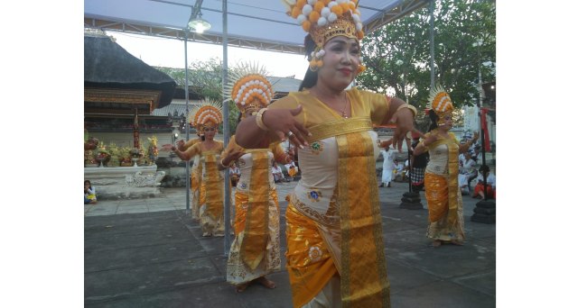 Upacara adat dan pengembangan seni budaya melalui Desa Adat disubdsidi pemerintah melalui dana khusus (kanalbali)