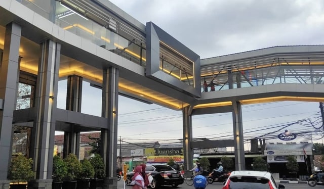 Jembatan Penyeberangan Orang (JPO) untuk umum di depan Plaza Ambarrukmo dan Grand Ambarrukmo Hotel. Foto: Istimewa.