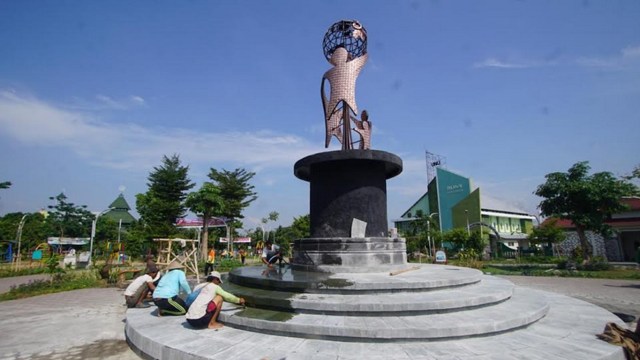 Suasana persiapan pembukaan Monumen KHA, di Taman Jaya Wijaya, Mojosongo. (Fernando Fitusia)