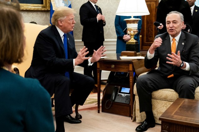 Presiden Donald Trump dan Chuck Schumer	 Foto: AFP/Brendan Smialowski