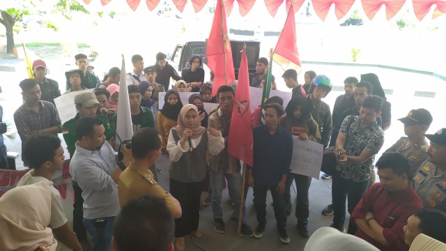 Puluhan mahasiswa yang tergabung dalam Forum Suara Rakyat (FSR) saat berorasi dan menyampaikan tuntutan terkait iuran BPJS di depan gedung DPRD Provinsi Sulawesi Tengah, Selasa (19/11). Foto: Arief/PaluPoso