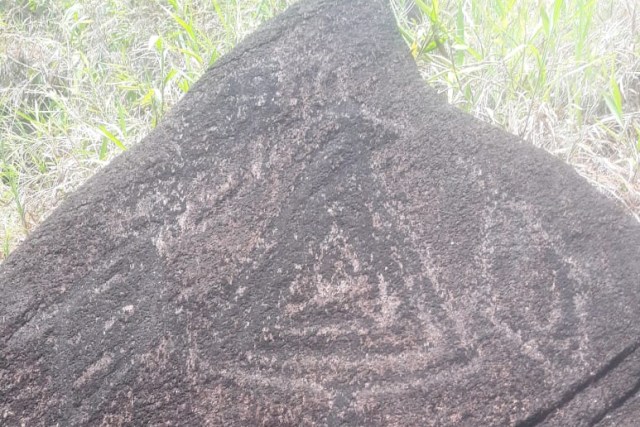 Situs Megalitik Tutari terdapat lukisan yang dihasilkan dengan cara menggores batu berjenis batuan beku peridiotit. (Foto dok Balai Arkeologi Papua).jpg