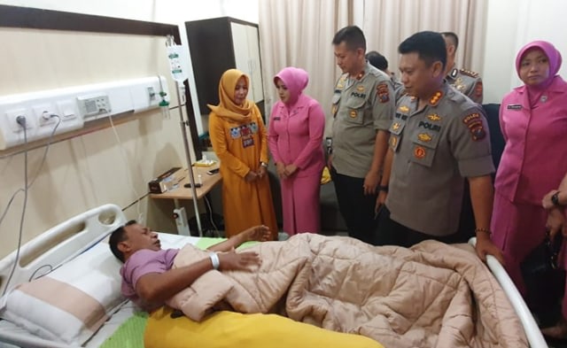 Wakapolda Sumut Brigjen Pol Mardiaz Kusin Dwihananto dan jajarannya menjenguk korban ledakan bom bunuh diri di RS Bhayangkara, Medan. Foto : Sumut News