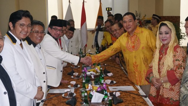 Ketua Majelis Syuro PKS Salim Segaf Al-Jufri
berjabat tangan dengan Ketua Umum Partai Berkarya Tommy Soeharto di DPP PKS, Jakarta, Selasa (19/11). Foto: Fanny Kusumawardhani/kumparan 