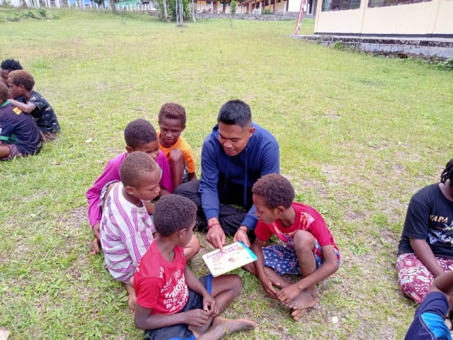 Komunitas Berbagi ikut mencerdaskan anak bangsa, dengan mengajar anak-anak di Mansel, foto: Istimewa