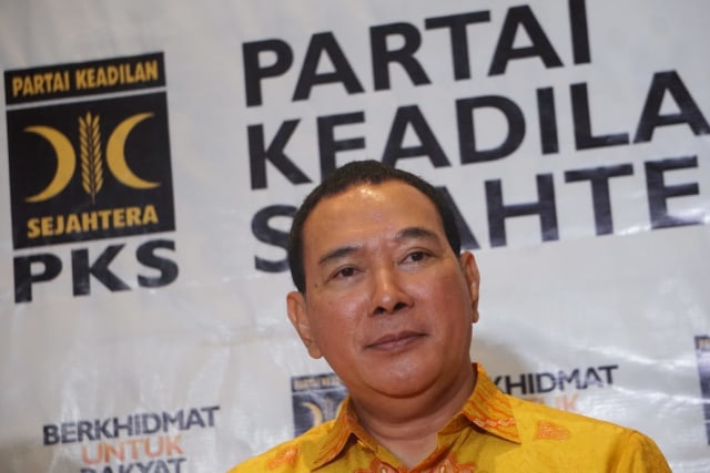 Ketua Umum Partai Berkarya Tommy Soeharto bercengkrama usai jumpa pers di DPP PKS, Jakarta, Selasa (19/11). Foto: Fanny Kusumawardhani/kumparan