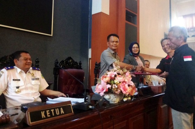 Perwakilan sopir angkot menyerahkan aspirasi rekannya kepada anggota DPRD Kuningan, Selasa (19/11). (Andri Yanto)