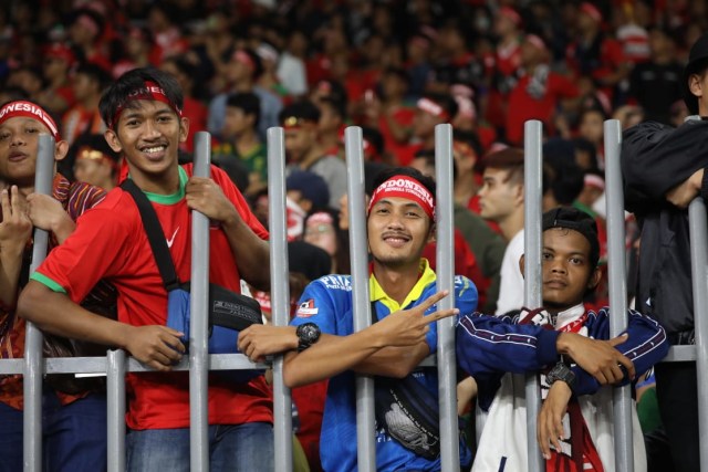 Pendukung Timnas Indonesia di dalam stadion jelang pertandingan Timnas Indonesia melawan Timnas Malaysia di Stadion Bukit Jalil, Malaysia. Foto: Jamal Ramadhan/kumparan