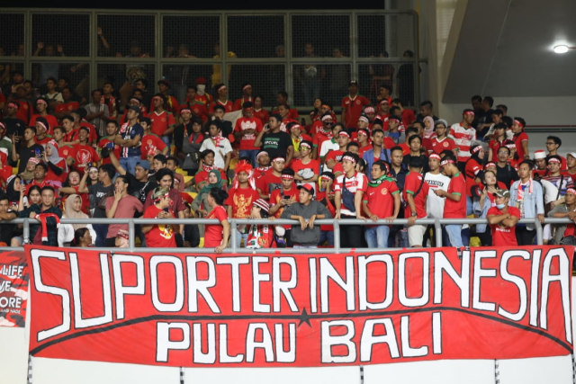 Pendukung Timnas Indonesia dari bali di dalam stadion jelang pertandingan Timnas Indonesia melawan Timnas Malaysia di Stadion Bukit Jalil, Malaysia. Foto: Jamal Ramadhan/kumparan