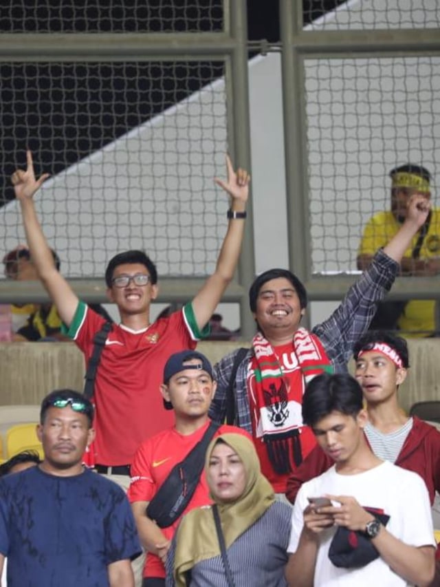 Aksi pendukung Timnas Indonesia jelang pertandingan Timnas Indonesia melawan Timnas Malaysia di Stadion Bukit Jalil, Malaysia. Foto: Jamal Ramadhan/kumparan
