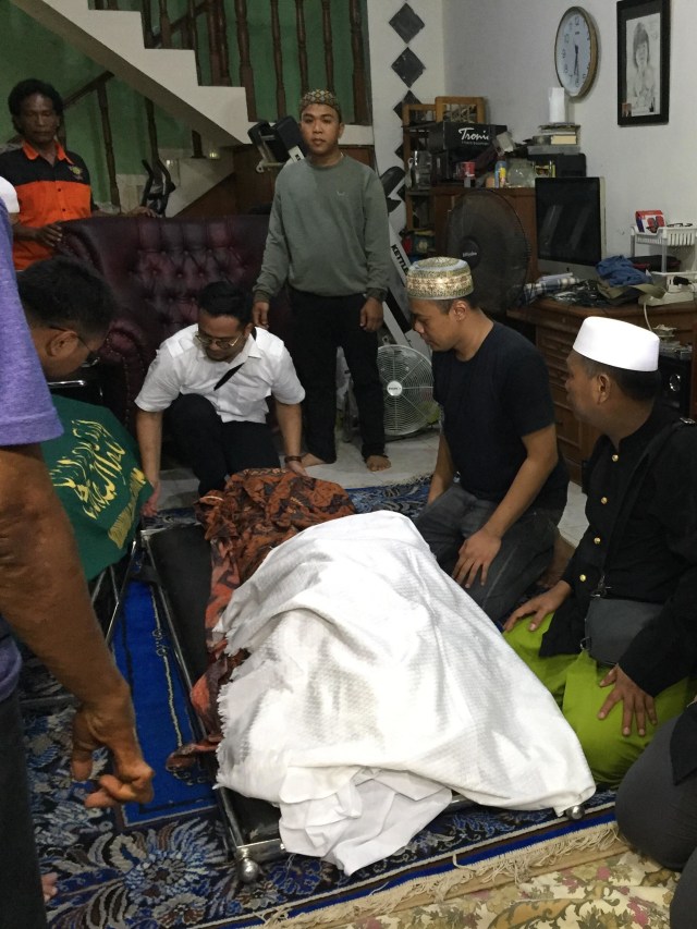 Jenazah Cecep Reza saat di bawa ke rumah duka di rumah duka, Rawa Mangun, Jakarta Timur, selasa (19/11).  Foto: Alfadillah/kumparan 