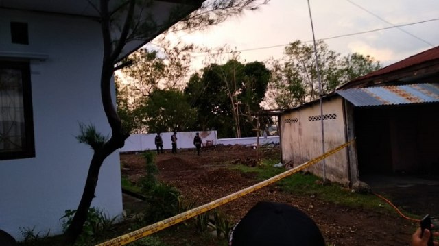 Lokasi ledakan di belakang rumah Kasintel Kajari Parepare, Selasa (19/11).