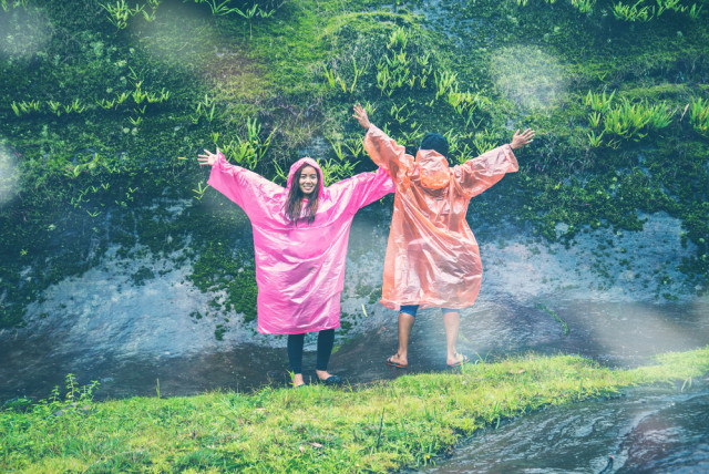 com-Ilustrasi memakai jas hujan. Foto: Shutterstock