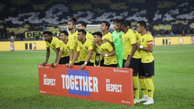 Pemain Timnas Malaysia foto bersama sebelum pertandingan melawan Timnas Indonesia di Stadion Bukit Jalil, Malaysia. Foto: Jamal Ramadhan/kumparan 