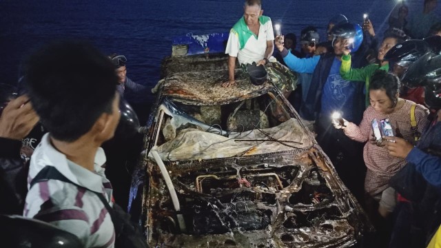 Penemuan mobil bekas terjangan tsunami Palu di Pantai Mamboro Barat, Kecamatan Palu Utara, Kota Palu, Selasa (18/11). Foto: Istimewa