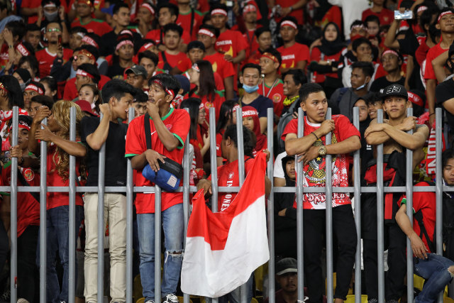Aksi suporter Indonesia di pertandingan Timnas Indonesia melawan Malaysia di Stadion Bukit Jalil, Malaysia. Foto: Jamal Ramadhan/kumparan