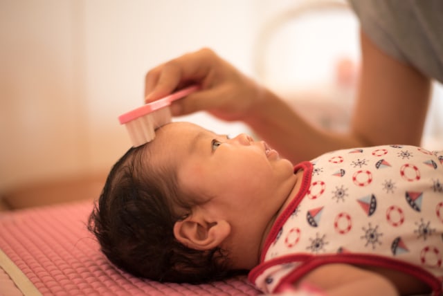 Lebih Baik Mana, Kerak di Kepala Bayi Dibersihkan atau Dibiarkan? (332485)